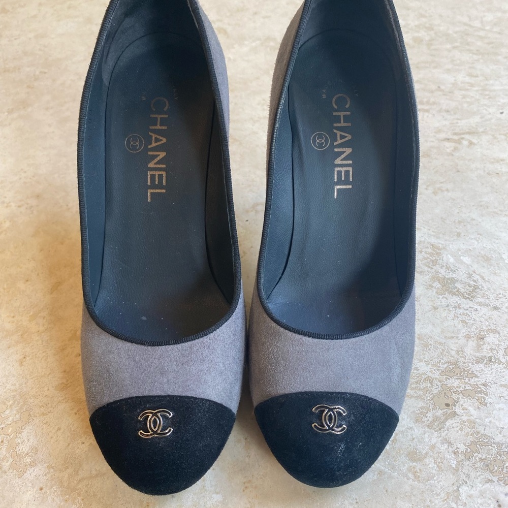 CHANEL Two-Tone Gray and Black Heels - Picture 4 of 6